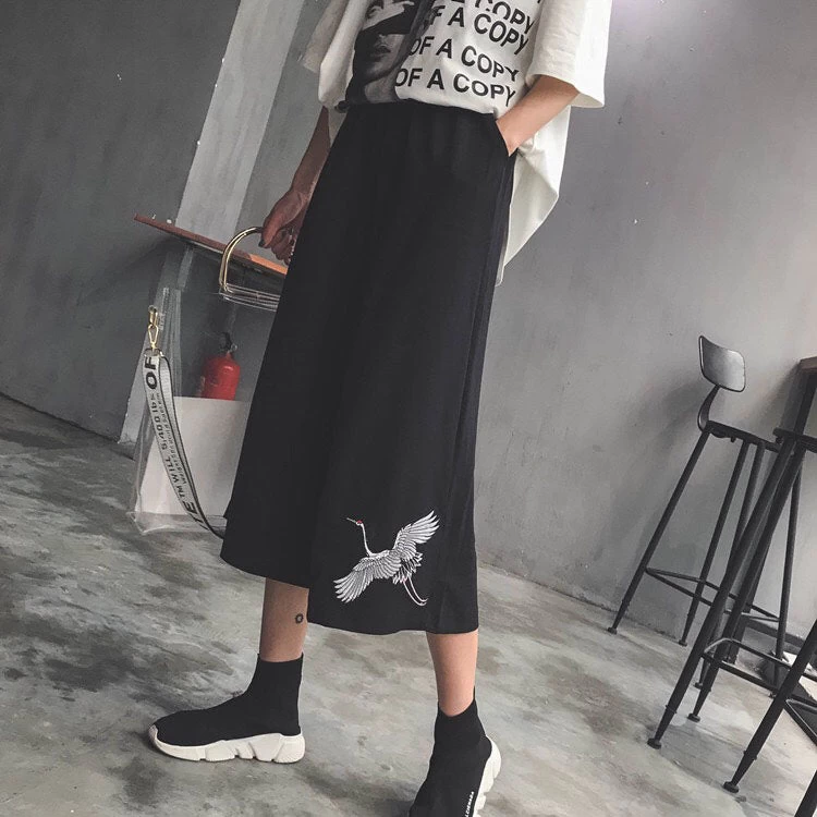 Vintage Crane Embroidery Capri Pants