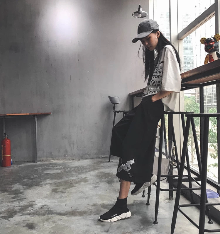 Vintage Crane Embroidery Capri Pants - Image 4